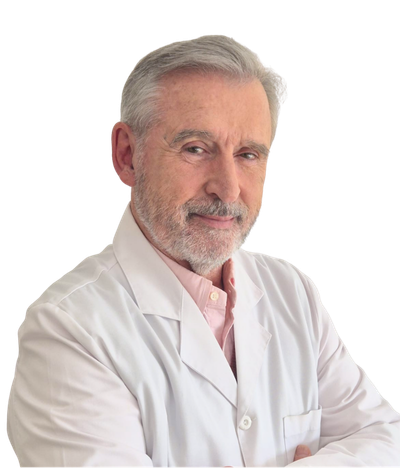 Dr. Ángel Rodríguez-Mata, ginecólogo especialista en Madrid, con bata blanca