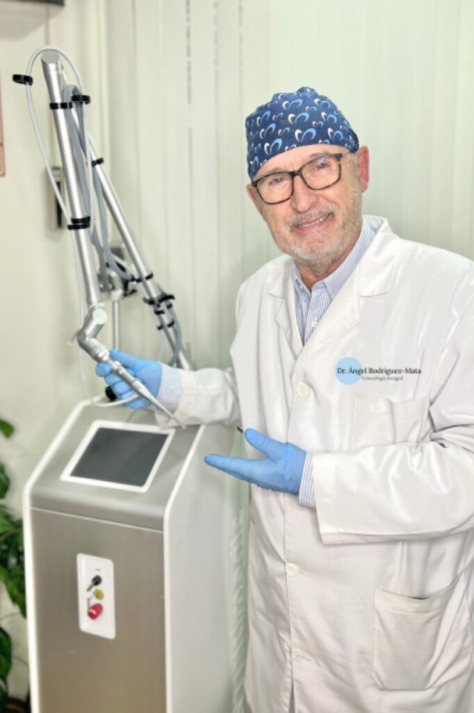 El Dr. Ángel Rodríguez-Mata con gorro quirúrgico junto al equipo de láser
