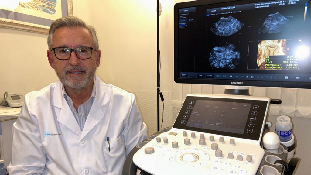 El Dr. Ángel Rodríguez-Mata en su consulta, junto al ecógrafo